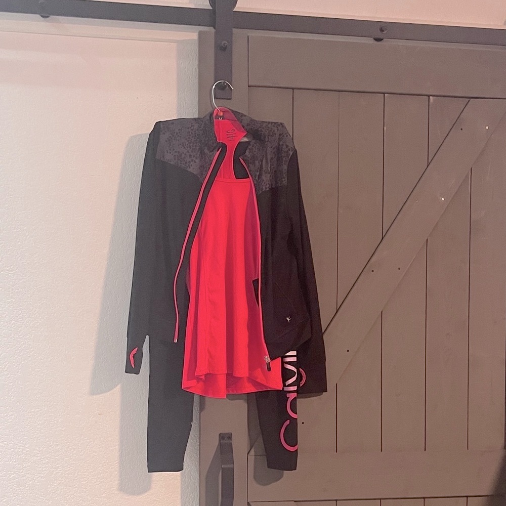 Calvin Klein Womes leggings size S Black and Pink. Toptank champion size Xs